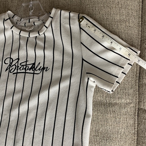 Sz 9y SHEIN girls Cream and Black Striped Kids T-Shirt - Picture 12 of 17